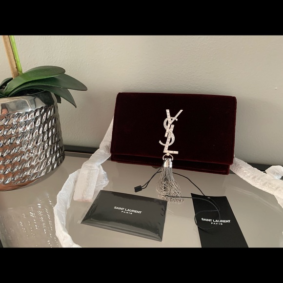 STUNNING! KATE CHAIN WALLET W/TASSEL IN VELOURS AND CRYSTALS. - Picture 3 of 8